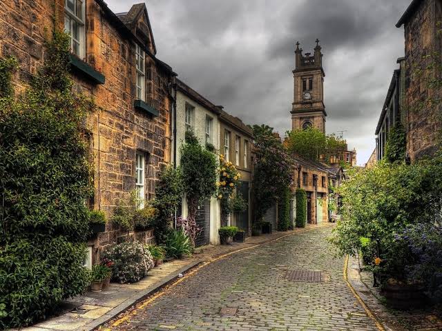 Discover Circus Lane Edinburgh: Edinburgh’s Most Picturesque Mews Street